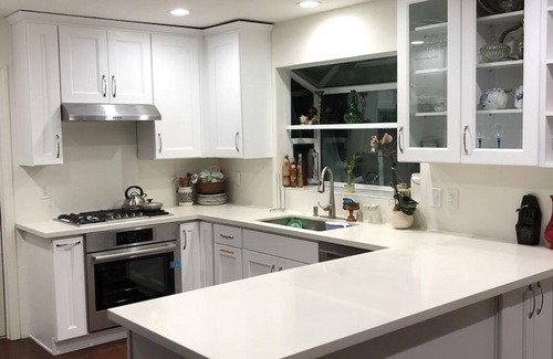 Tarzana House | Cozy charming family home near park and Ventura Blvd!