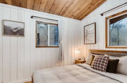 Baring Cabin | Cozy Christmas Cabin, surrounded by beautiful mountains.