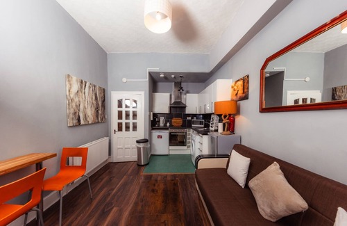 Tollcross Apartment | Cozy City Centre 2 Bedroom Apt by the Meadows! 10