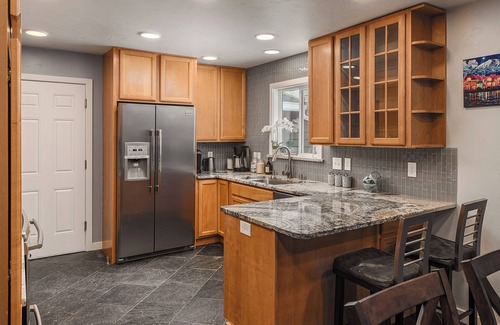 Sand Lake House | Cozy City Stay - 3bdrm near Airport