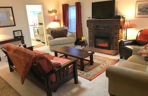 Mount Shasta Cottage | Cozy, clean 3/2 cottage with Mt. Shasta views! Long-term stays!