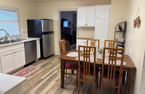 Mount Shasta Cottage | Cozy, clean 3/2 cottage with Mt. Shasta views! Long-term stays!