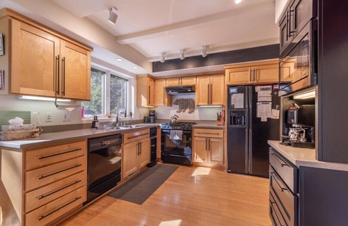 Alpine Meadows Apartment | Cozy & Clean Cabin Free Shuttle to Palisades Bunk Room