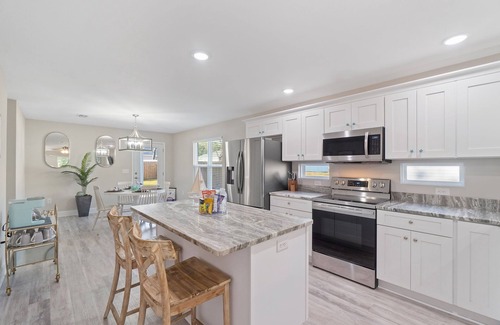 Ono Island House | Cozy & close to FL&AL beaches & Downtown! Owner managed~Large backyard~Stocked!
