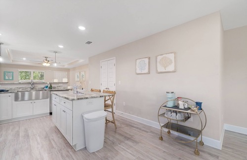 Ono Island House | Cozy & close to FL&AL beaches & Downtown! Owner managed~Large backyard~Stocked!