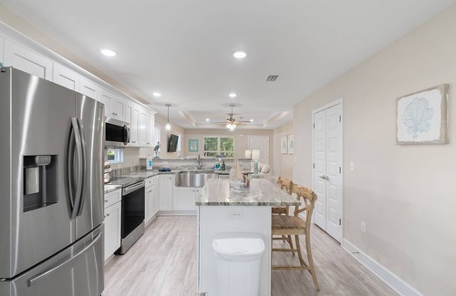 Ono Island House | Cozy & close to FL&AL beaches & Downtown! Owner managed~Large backyard~Stocked!