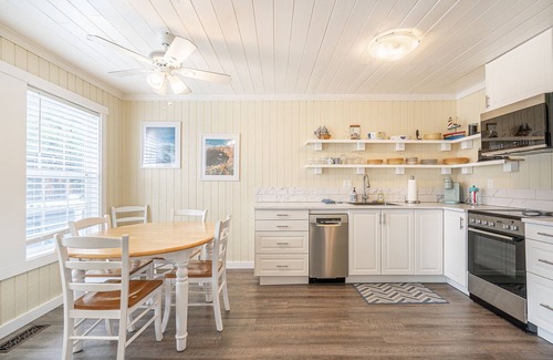 Lincoln City Cottage | Cozy Coast Cottage: King, Hot Tub, Near Beach