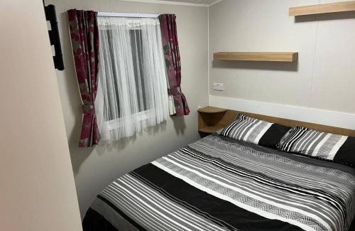 Kinmel Bay House | Cozy Coastal caravan Retreat in Rhyl