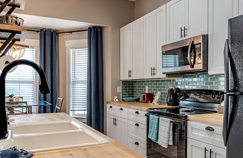 Myrtle Grove House | Cozy Coastal Cottage - Family Friendly, & minutes from the Beach!