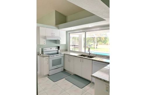 Port Saint Lucie House | Cozy coastal heated pool home, space for all the family. Fantastic St Lucie West