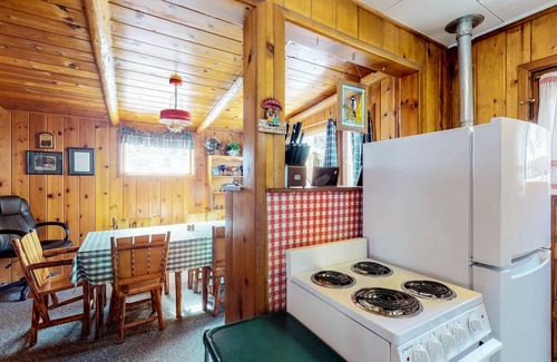 Green Mountain Falls Cabin | Cozy Colorado cabin with large deck, free WiFi, quiet location