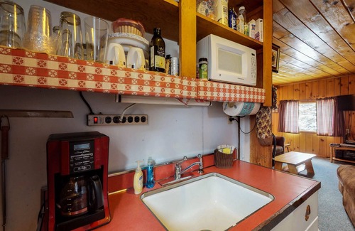 Green Mountain Falls Cabin | Cozy Colorado cabin with large deck, free WiFi, quiet location