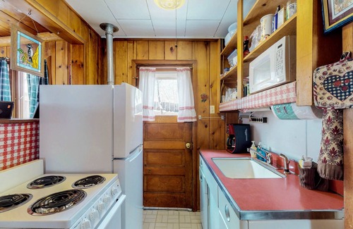 Green Mountain Falls Cabin | Cozy Colorado cabin with large deck, free WiFi, quiet location