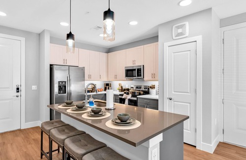 Fort Worth Apartment | Cozy Comfort1bd Attached Garage+Desk+Pool+Gym