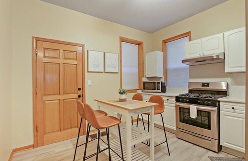 Irving Park House | Cozy & Comfy 5BR Building by O'Hare & Downtown