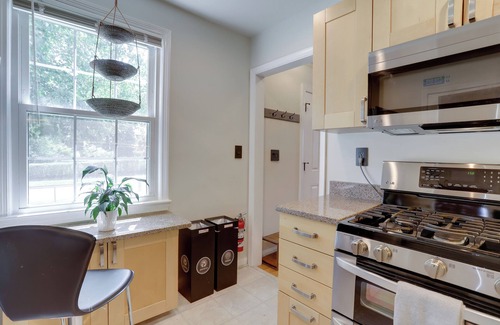 West Riverdale House | Cozy & Comfy Bright 3BR Home in the heart of Riverdale Park