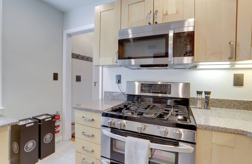 West Riverdale House | Cozy & Comfy Bright 3BR Home in the heart of Riverdale Park