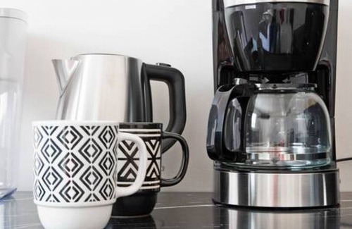 Azusa House | Cozy Compact Studio: Queen Bed, Fast Internet, Laundry, and a Serene Backyard