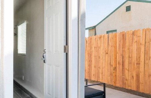 Azusa House | Cozy Compact Studio: Queen Bed, Fast Internet, Laundry, and a Serene Backyard