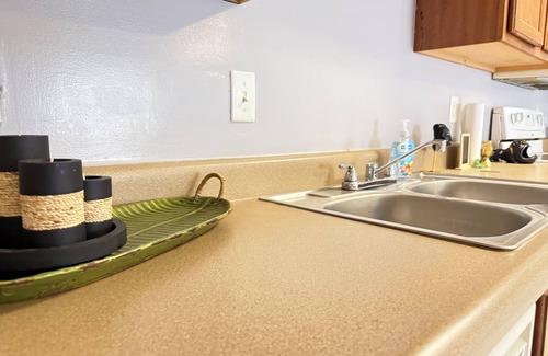 Tallahassee Condo | Cozy Condo 2x2 Spacious Suite in Tallahassee with fitness room, AC, WiFi & Pool