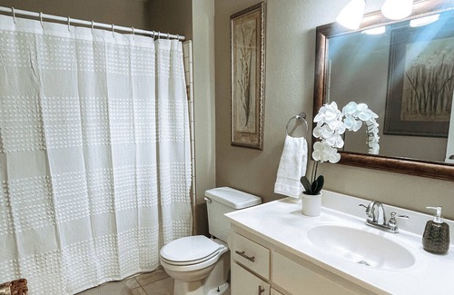 Modesto Condo | Cozy Condo centrally located near hospital & food