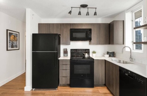 Davie Village Condo | Cozy condo in Downtown Vancouver. All amenities needed to enjoy your vacation.