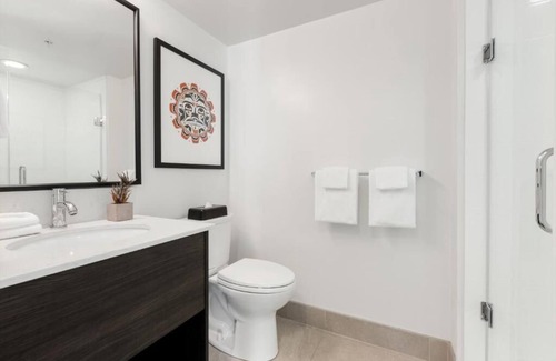 Davie Village Condo | Cozy condo in Downtown Vancouver. All amenities needed to enjoy your vacation.