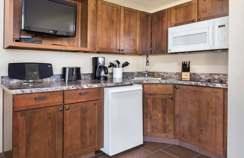 Estes Park Resort | Cozy Condo Near Rocky Mountain National Park w/Fireplace, Resort Pool & WiFi
