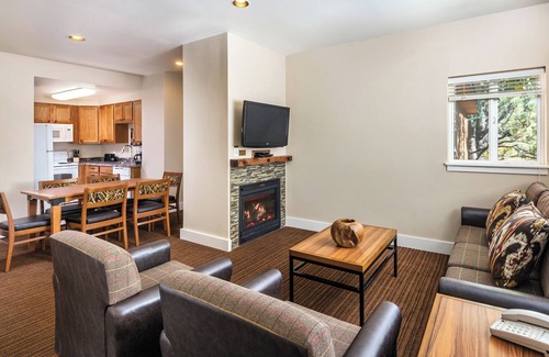 Estes Park Resort | Cozy Condo Near Rocky Mountain National Park w/Fireplace, Resort Pool & WiFi