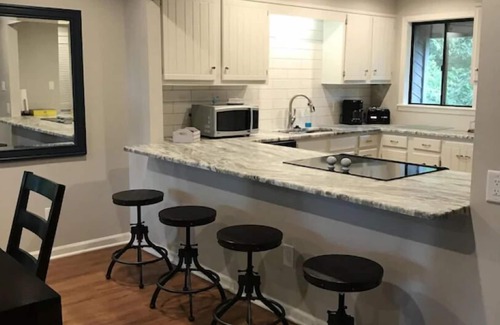 Lake Hamilton Condo | Cozy condo nestled among the trees! Mountain View’s. Pool, hot tub,lake complex