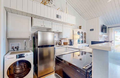 Ocean Ridge Condo | Cozy condo with golf course views, washer/dryer, & central AC