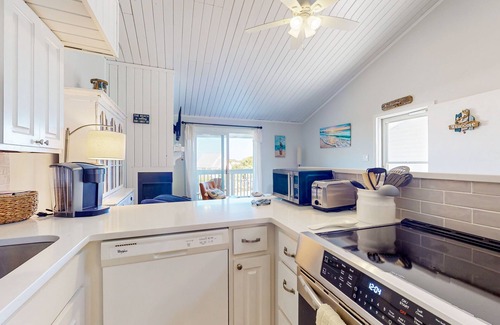 Ocean Ridge Condo | Cozy condo with golf course views, washer/dryer, & central AC