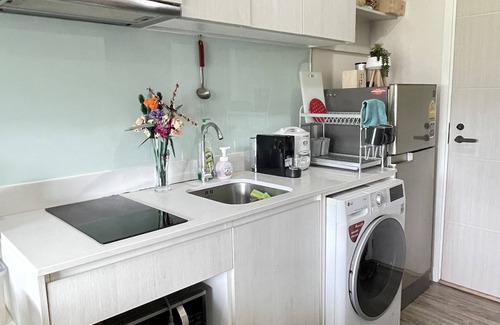 Tha Thaewawong Condo | Cozy Condo With Stunning Seaview