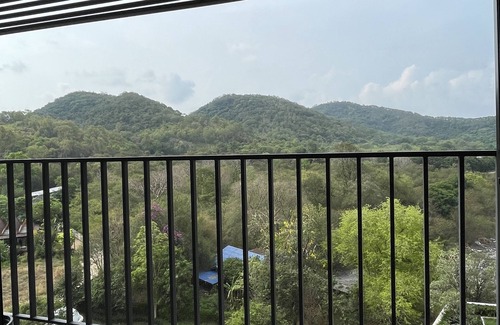 Tha Thaewawong Condo | Cozy Condo With Stunning Seaview