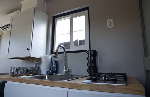 Athens Apartment | Cozy Container Home Retreat: A Stylish Haven for Urban Explorers