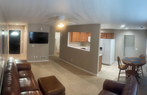 Auburn House | Cozy “Cord” 2-bedroom house with AC and a garage in Auburn