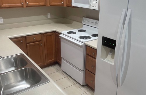 Auburn House | Cozy “Cord” 2-bedroom house with AC and a garage in Auburn