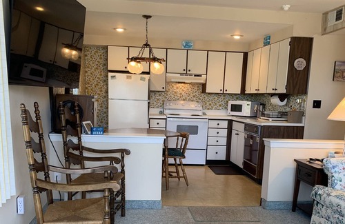 South End Condo | COZY CORNER CONDO, PRIME LOCATION, POOL, RESERVED PARKING,