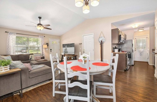 Fayetteville House | Cozy Cottage-3 mi to UofA-4 mi to DT