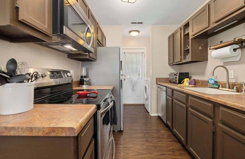 Fayetteville House | Cozy Cottage-3 mi to UofA-4 mi to DT
