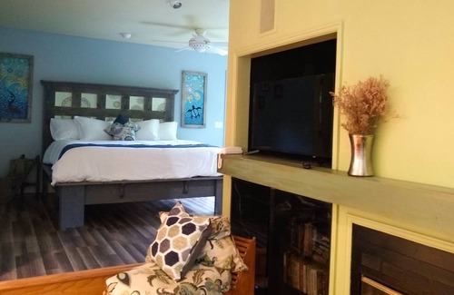 Waynesville Cottage | Cozy Cottage at Red Leaf River Inn