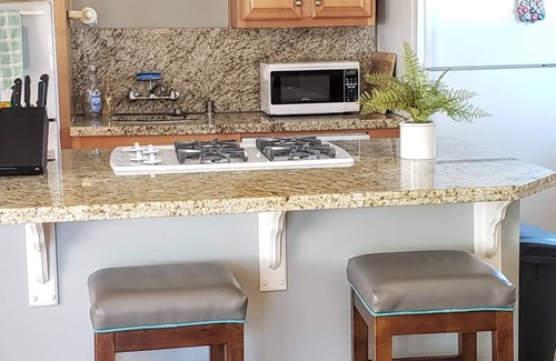 West Newport House | Cozy Cottage by the Beach.Steps to the Sand