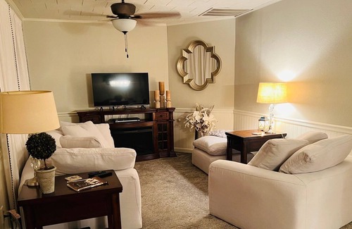 Houma Cottage | Cozy Cottage - Centrally Located