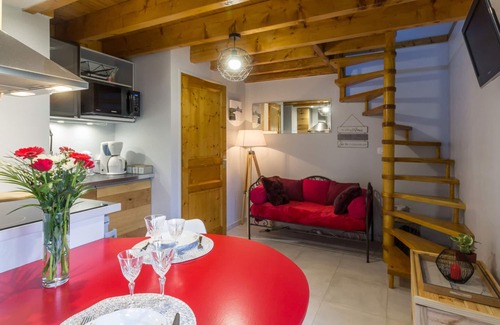 Beauchamps Cottage | Cozy Cottage with Terrace and Parking