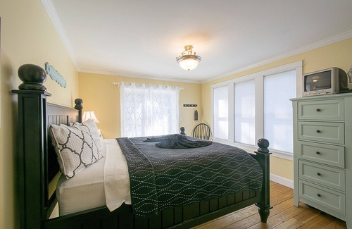 Lincoln Beach Cottage | Cozy Cottage, HotTub, Steps to Beach, King Bed, Large Deck, Firepit