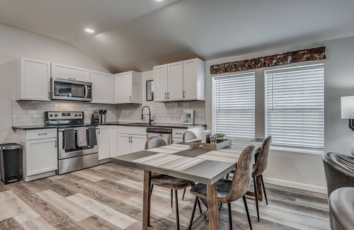 Norman House | Cozy Cottage in BoomerTown