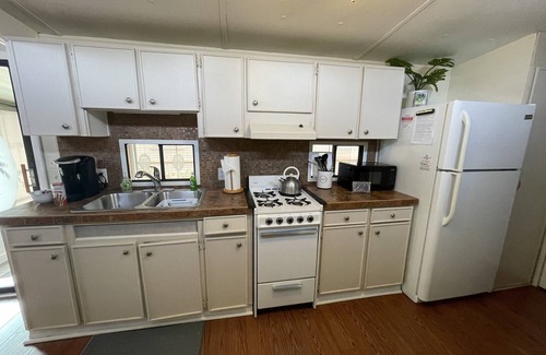 North Naples Cottage | Cozy cottage in peaceful Naples close to beaches with WiFi, AC, fitness room