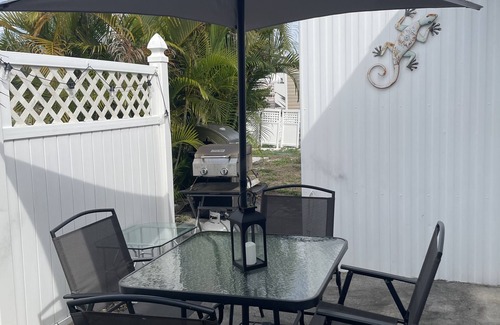 North Naples Cottage | Cozy cottage in peaceful Naples close to beaches with WiFi, AC, fitness room