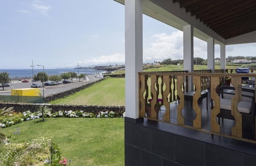 Capelas House | Cozy Cottage in front on Poços de São Vicente