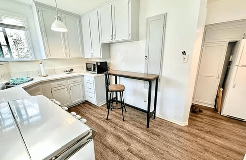 South Redondo Cottage | Cozy Cottage in Redondo Beach by the Riviera Village shops and restaurants.